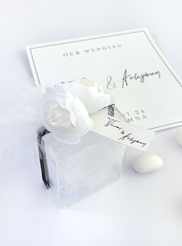 Μπομπονιέρα γάμου plexiglass λευκά λουλούδια φτερό
